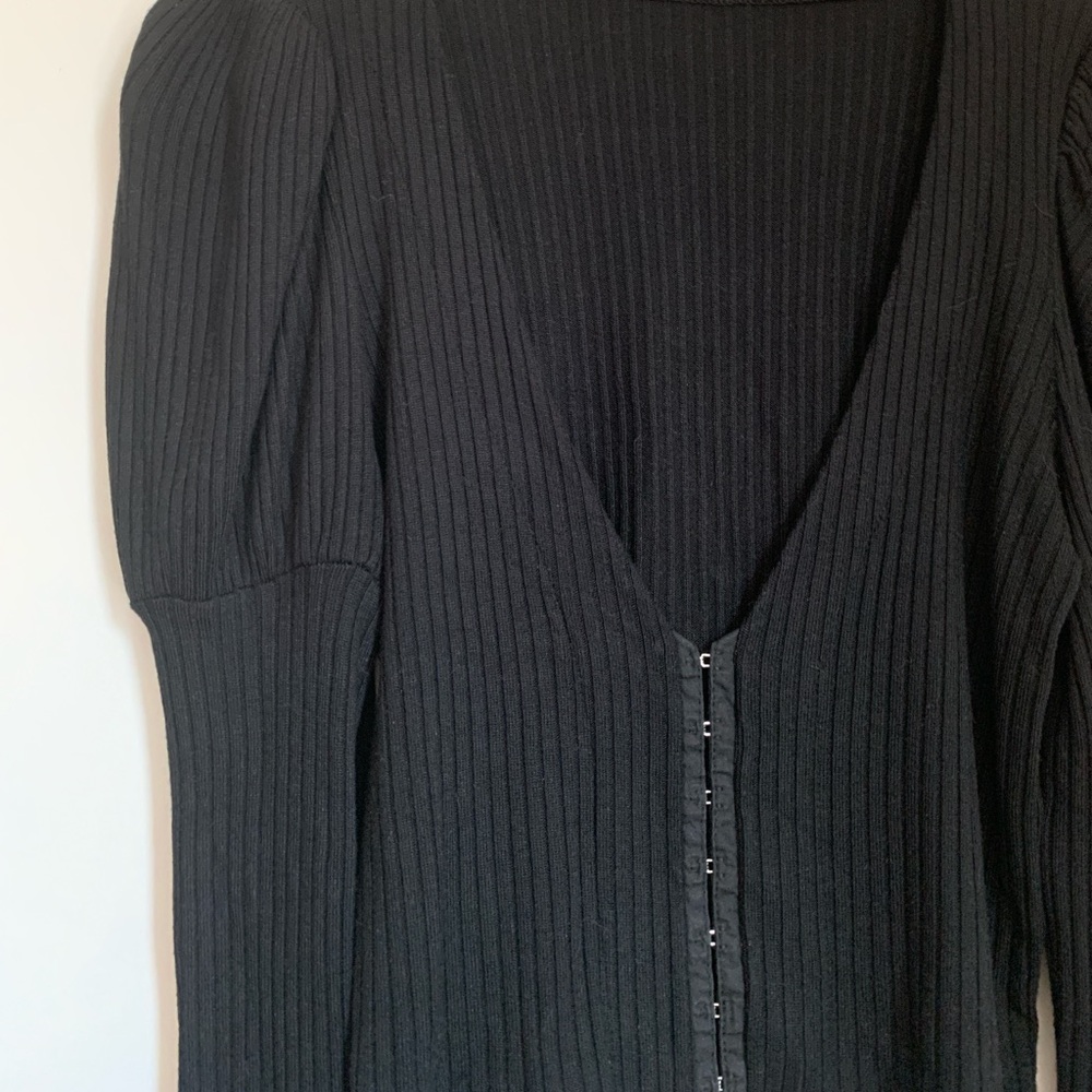 Black Ribbed V-Neck Button-Up Top - Picture 3 of 9